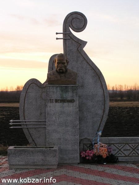 Пам'ятник Т.Г.Шевченку у с.Тучапи Снятинського району Івано-Франківської області. Архітектор: О.Лукавецький.