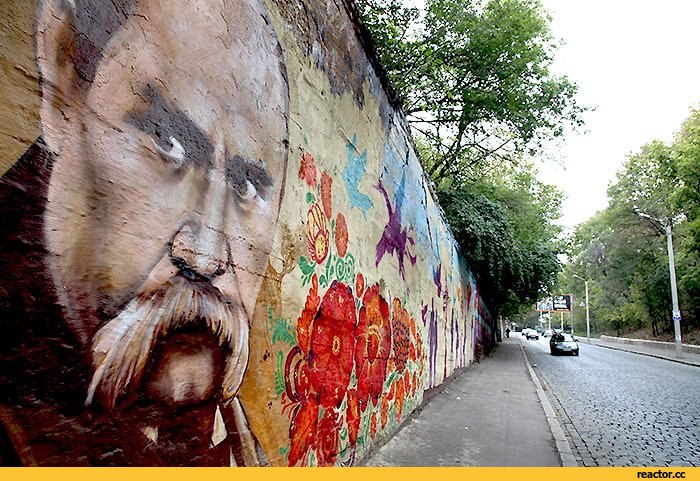 Харківські художники намалювали на стіні портрет Шевченка