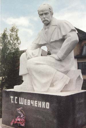 Пам'ятник Т.Г.Шевченку у с.Середній Березів Косівського району Івано-Франківської області. Скульптор: Ю.Гав'юк. Фото Р.Кондрата.