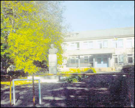 Погруддя Т.Г.Шевченка у с.Зелена Діброва Городищенського р-ну.