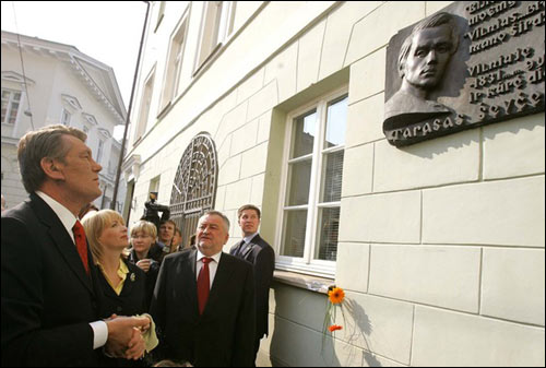 Віктор Ющенко і пані Катерина Ющенко біля меморіальної дошки Тарасові Шевченку на стіні одного з корпусів Вільнюського університету. 3 травня 2006 року.
